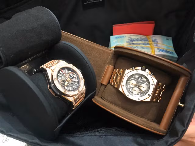 Nửa tỷ đồng và hai đồng hồ đắt tiền khách bỏ quên Nửa tỷ đồng và hai đồng hồ đắt tiền khách bỏ quên