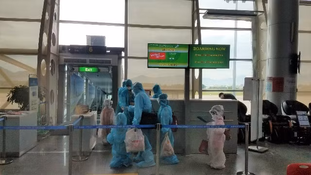 Hành khách lên máy bay trở về Hà Nội tại sân bay Đà Nẵng