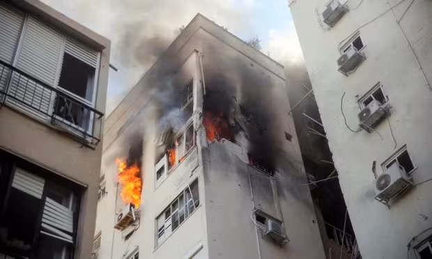Tòa nhà ở Tel Aviv bốc cháy sau các cuộc tấn công rocket từ Dải Gaza Tòa nhà ở Tel Aviv bốc cháy sau các cuộc tấn công rocket từ Dải Gaza