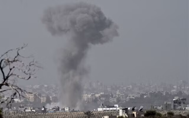 Khói bốc lên từ các tòa nhà bị phá hủy sau cuộc không kích của Israel vào Dải Gaza Khói bốc lên từ các tòa nhà bị phá hủy sau cuộc không kích của Israel vào Dải Gaza