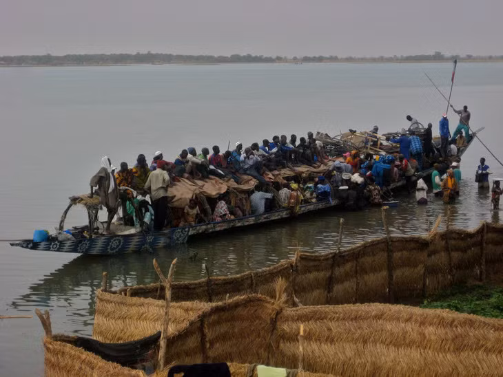 Chở quá tải là nguyên nhân chính của các vụ chìm thuyền trên sông Niger Chở quá tải là nguyên nhân chính của các vụ chìm thuyền trên sông Niger