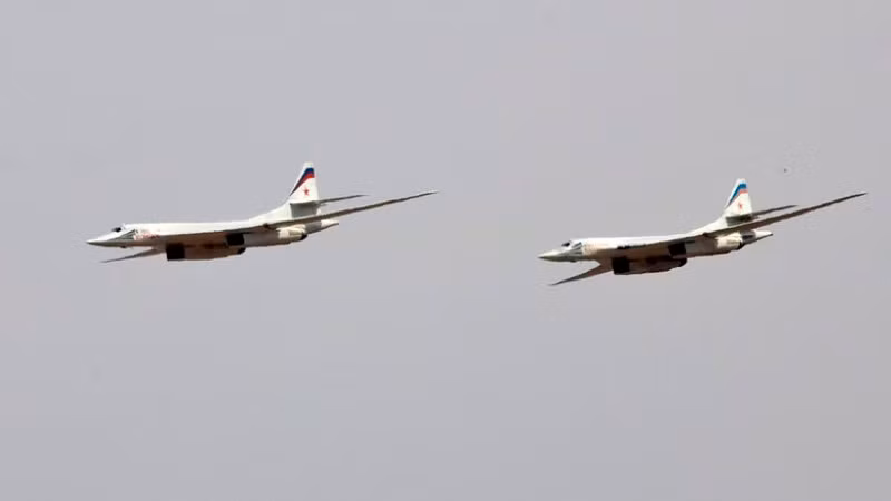 Hai máy bay ném bom chiến lược tầm xa Tu-160 của Nga phá kỷ lục thế giới về tầm bay và thời gian bay Hai máy bay ném bom chiến lược tầm xa Tu-160 của Nga phá kỷ lục thế giới về tầm bay và thời gian bay