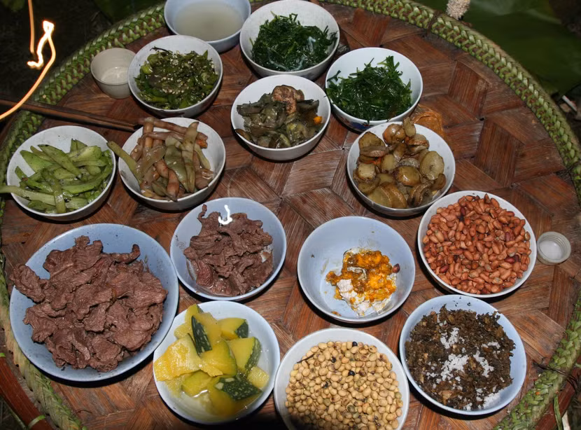 Đại diện của từng hộ trong làng đem lễ của gia đình mình tới khu vực làm lễ tế của làng