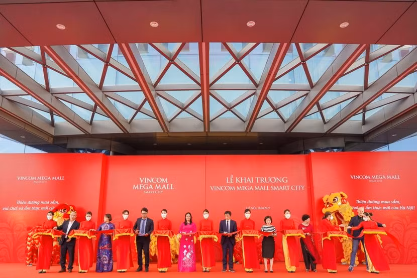 Cắt băng khánh thành trung tâm thương mại thế hệ mới Vincom Mega Mall Smart City