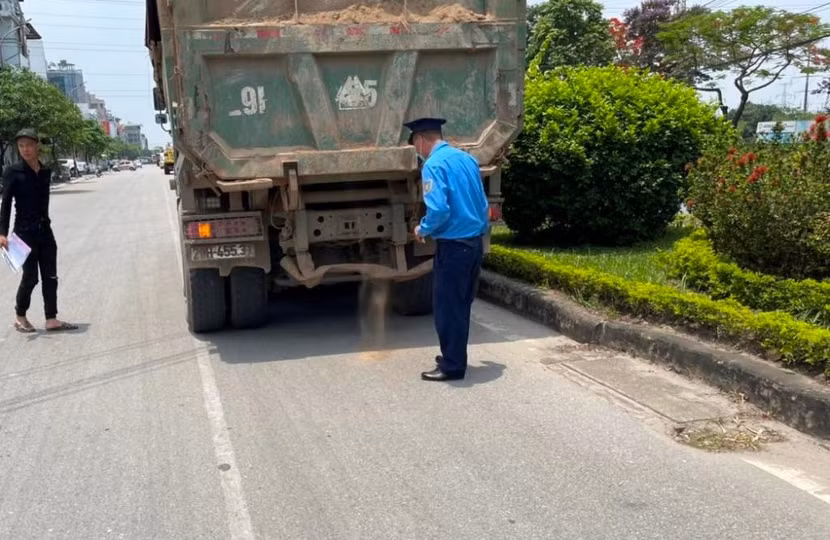 Lực lượng Thanh tra GTVT kiểm tra, xử lý hành vi chở vật liệu xây dựng rơi vãi trên địa bàn thành phố Lực lượng Thanh tra GTVT kiểm tra, xử lý hành vi chở vật liệu xây dựng rơi vãi trên địa bàn thành phố