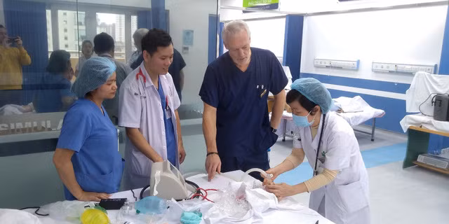 Nhờ nguồn tài trợ từ UpRace, nhiều bác sĩ, điều dưỡng được đào tạo Hồi sức sơ sinh tại phòng sinh. Ảnh: Newborns Vietnam
