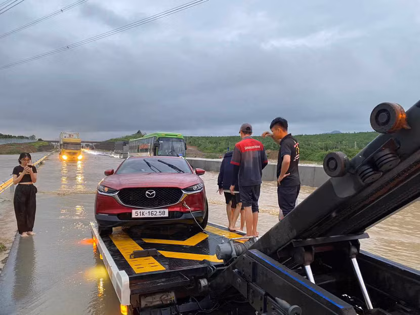 Cao tốc Phan Thiết-Dầu Giây bị ngập như sông sau trận mưa lớn Cao tốc Phan Thiết-Dầu Giây bị ngập như sông sau trận mưa lớn