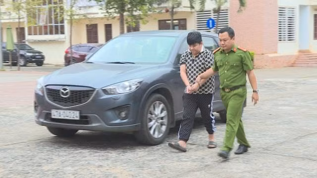 Đối tượng Võ Hoài Thiện bị bắt giữ sau 1 năm trốn truy nã. Ảnh: Dân Trí