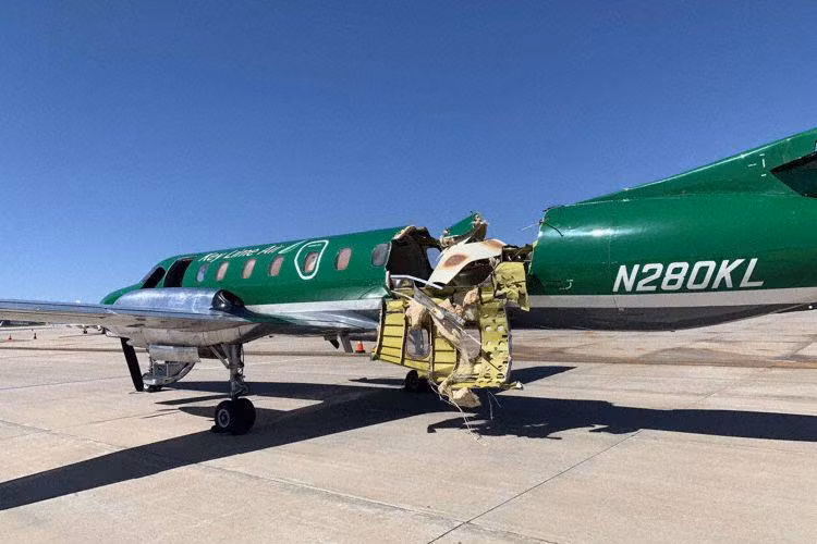 Chiếc máy bay Fairchild Metroliner gần như đứt đôi sau tai nạn