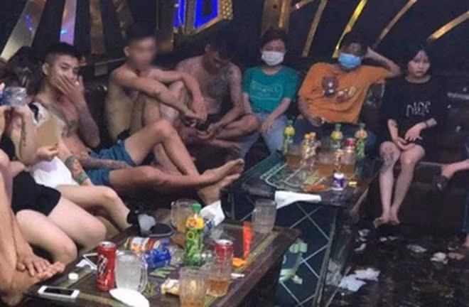 Các đối tượng sử dụng ma túy tại quán karaoke Gang Nam. Nguồn: Dân Trí