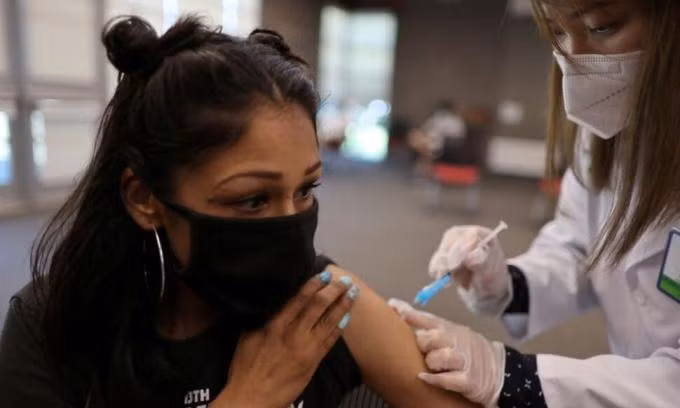 Người dân được tiêm vaccine Covid-19 tại thành phố Los Angeles, bang California, Mỹ