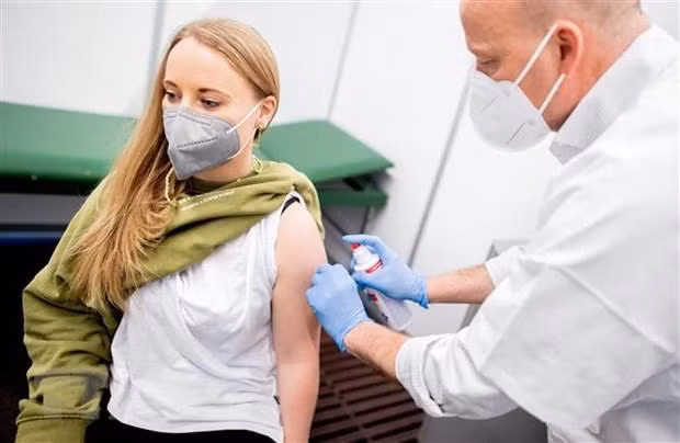 Tiêm vaccine phòng Covid-19 của AstraZeneca cho người dân tại Bremen, Đức