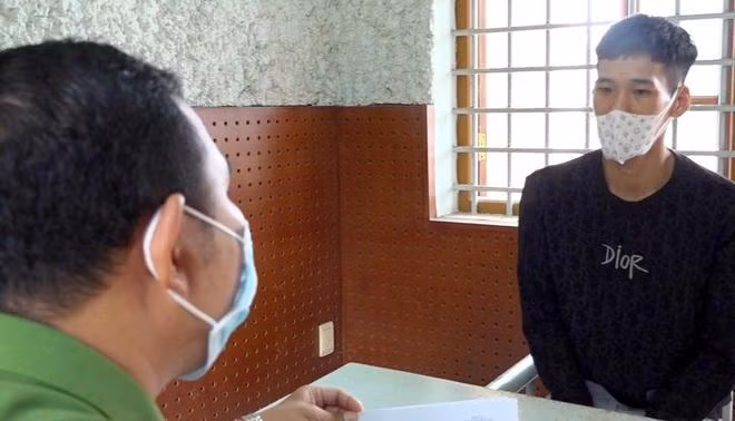 Đối tượng Nguyễn Hoài Phong tại cơ quan công an. Ảnh: Dân Trí