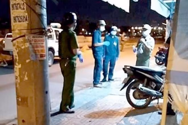 Công an có mặt tại hiện trường vụ án mạng. Nguồn: Dân Trí