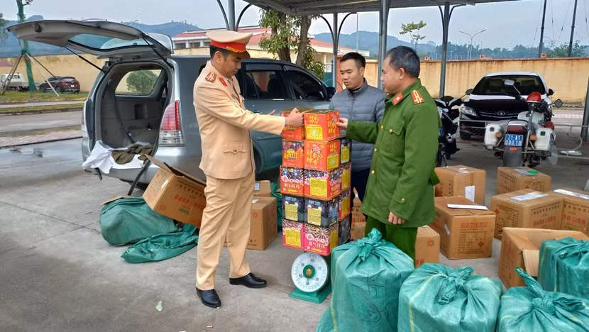 Lực lượng chức năng kiểm tra số hàng thu giữ. Ảnh: VOV