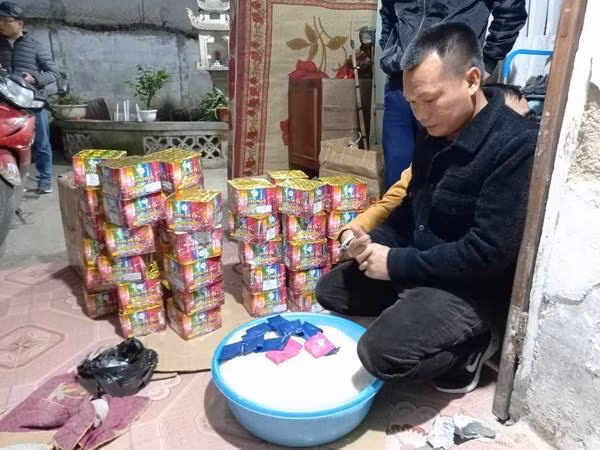 Tang vật ma túy và pháo thu giữ được của đối tượng. Ảnh: TTXVN