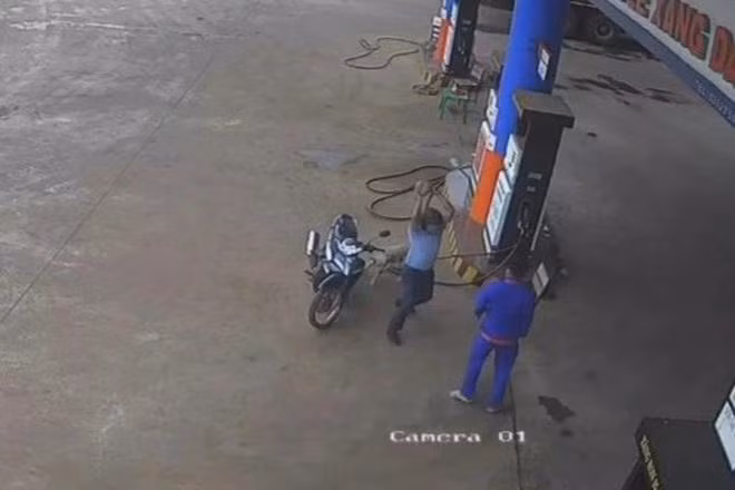Hình ảnh người đàn ông ném quả sầu riêng vào mặt nam nhân viên cây xăng. Hình ảnh người đàn ông ném quả sầu riêng vào mặt nam nhân viên cây xăng.