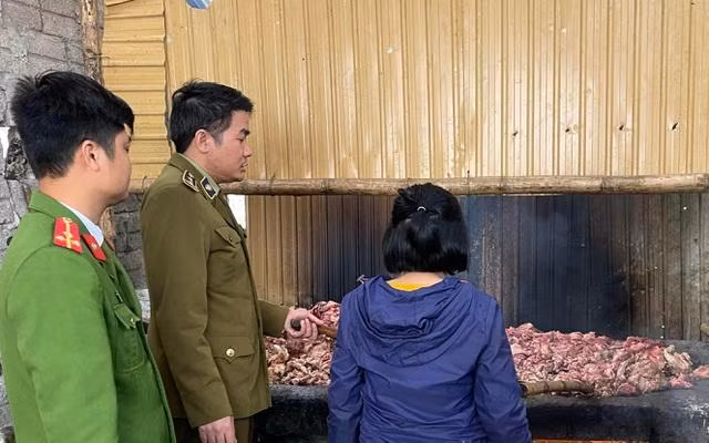 Cơ quan chức năng đã lập biên bản và niêm phong số lượng mỡ trên để xử lý theo quy định. Ảnh: Dân Trí