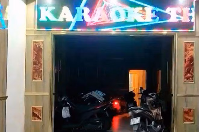 Công an TP Biên Hòa bất ngờ ập vào kiểm tra quán karaoke Thu Hằng. Nguồn: dantri.com.vn