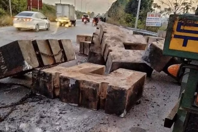Nhiều khối bê tông lớn rơi xuống đường đè tử vong người đi xe máy. Ảnh: Dân Trí