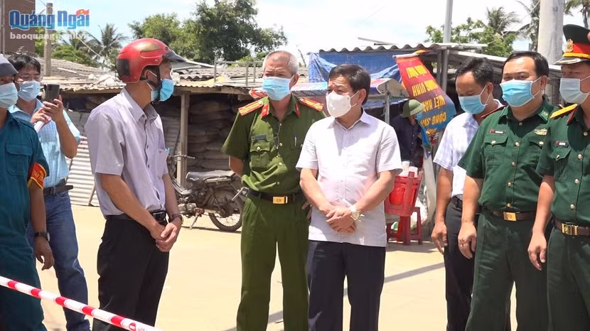 Chủ tịch UBND tỉnh Quảng Ngãi kiểm tra hiện trường khu vực phong tỏa ở xã Tịnh Kỳ, TP.Quảng Ngãi