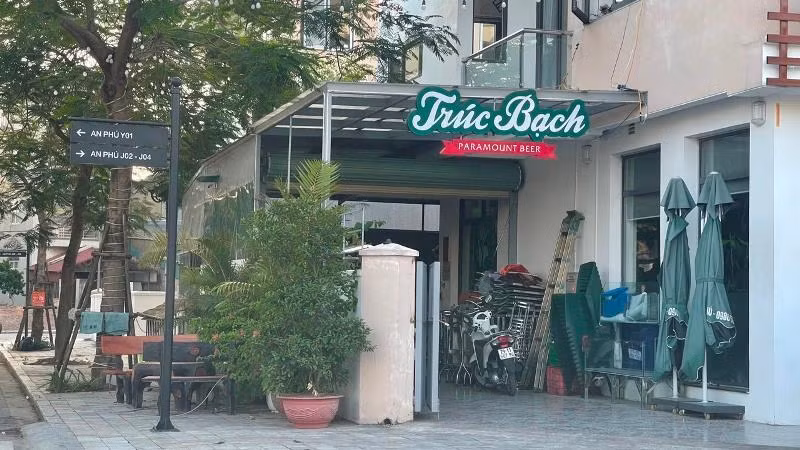Tầng 1 của căn liền kề này biến thành quán bia Tầng 1 của căn liền kề này biến thành quán bia