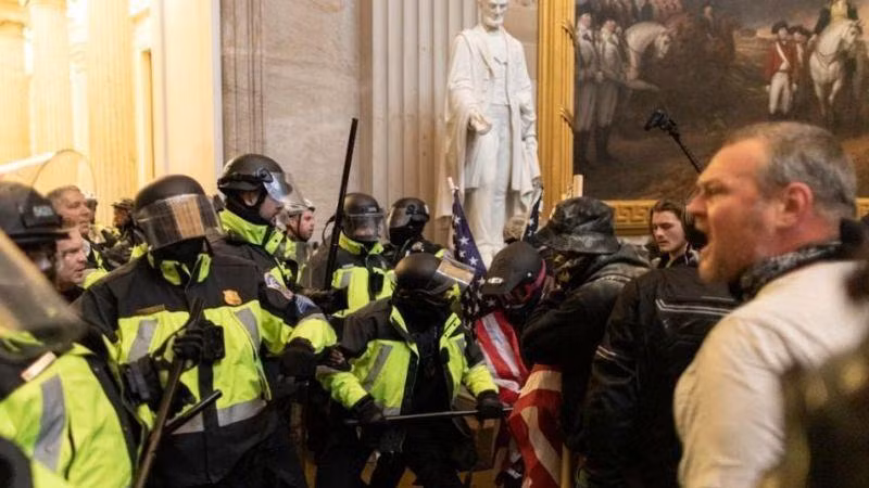 Cảnh sát ngăn chặn những người ủng hộ Tổng thống Donald Trump xông vào tòa nhà Capitol ở Washington D.C., Mỹ, ngày 6-1-2021