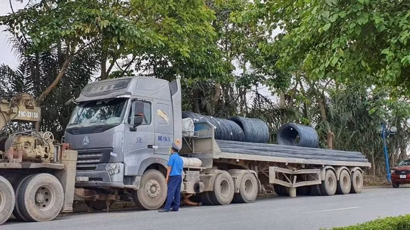 Chiếc xe chở quá tải đã bị lực lượng chức năng gọi xe cẩu cỡ lớn đến kéo về nơi xử lý theo quy định Chiếc xe chở quá tải đã bị lực lượng chức năng gọi xe cẩu cỡ lớn đến kéo về nơi xử lý theo quy định