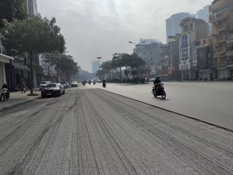 Một đoạn đường Xã Đàn vừa được cào bóc, duy tu lại mà không có biển báo hay biện pháp đảm bảo ATGT