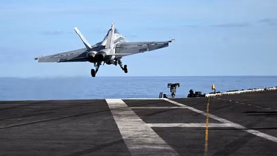 Một tiêm kích cất cánh từ tàu sân bay USS Gerald R. Ford của Mỹ Một tiêm kích cất cánh từ tàu sân bay USS Gerald R. Ford của Mỹ