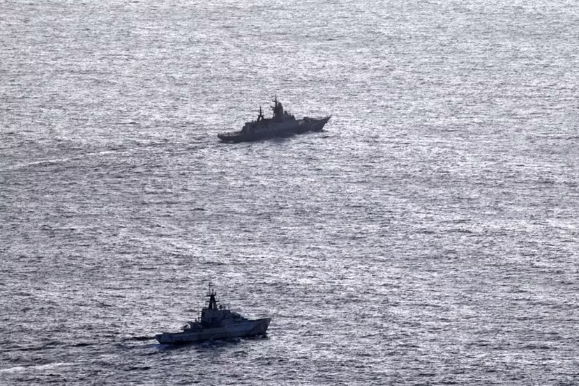 Hình ảnh do Bộ Quốc phòng Anh công bố cho thấy tàu tuần tra HMS Severn theo dõi tàu hộ tống RFN Stoikiy của Nga ngay ngoài khơi bờ biển Anh