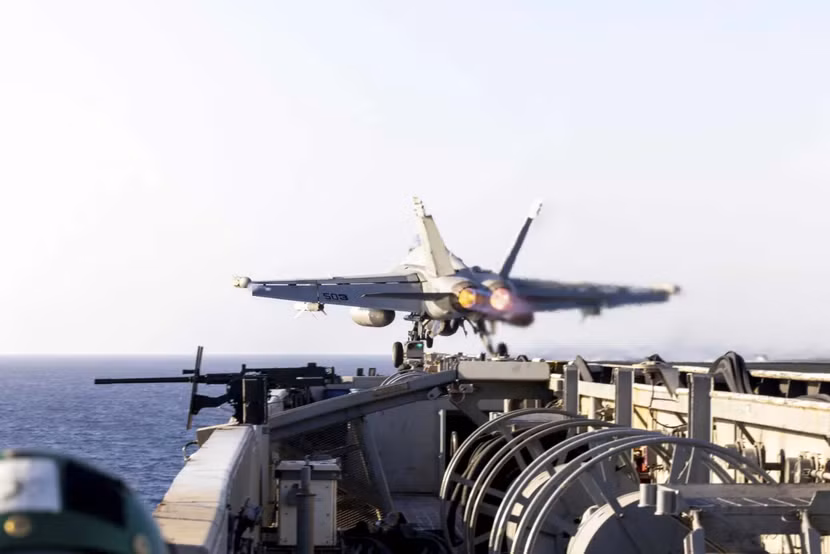 Máy bay E/A-18G Growler của Phi đội tác chiến điện tử (VAQ) 144 cất cánh từ tàu sân bay USS Harry S. Truman của Mỹ