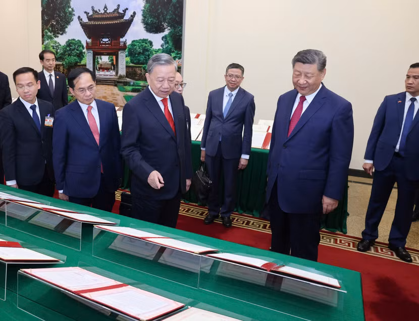 Tổng Bí thư Tô Lâm giới thiệu với Tổng Bí thư, Chủ tịch nước Trung Quốc Tập Cận Bình về 45 văn kiện hợp tác mà hai bên ký kết trong chuyến thăm