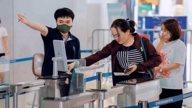 Khách tình nguyện xác thực sinh trắc học làm thủ tục lên tàu bay tại sân bay Phú Bài