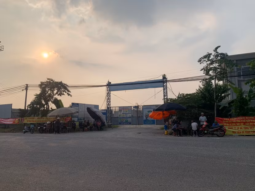 Nhiều nhà thầu phụ tập trung tại trụ sở nhà máy nước mặt Sông Hồng tại xã Liên Hồng, Đan Phượng, Hà Nội đòi tiền thi công