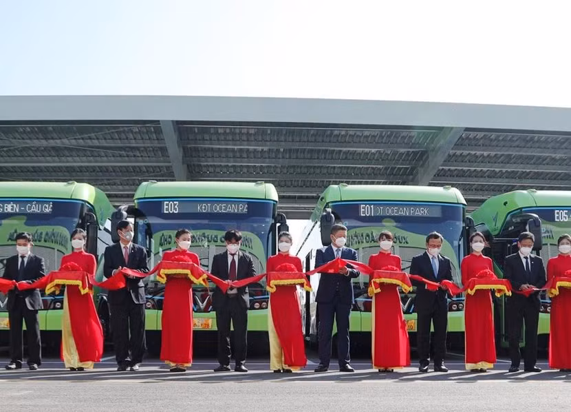 Lãnh đạo Ủy ban ATGT quốc gia, UBND TP Hà Nội cùng các Sở, ngành cắt băng khai trương tuyến buýt điện đầu tiên E03 Lãnh đạo Ủy ban ATGT quốc gia, UBND TP Hà Nội cùng các Sở, ngành cắt băng khai trương tuyến buýt điện đầu tiên E03