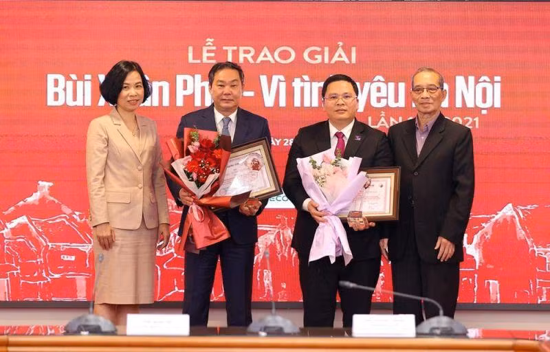 Ông Nguyễn Tuấn Anh, Chủ tịch JVE Group nhận Giải Bùi Xuân Phái- Vì tình yêu Hà Nội lần thứ 14/2021 Ông Nguyễn Tuấn Anh, Chủ tịch JVE Group nhận Giải Bùi Xuân Phái- Vì tình yêu Hà Nội lần thứ 14/2021