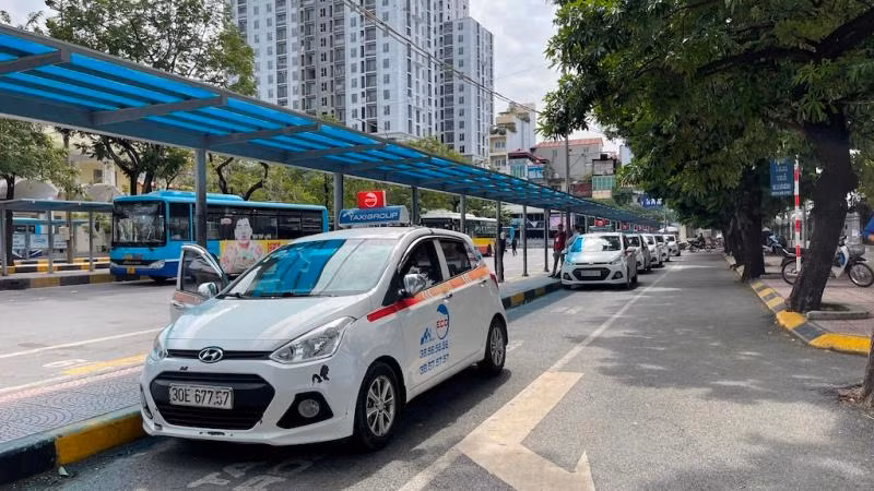 Vận tải khách hốt hoảng vì xăng dầu tăng giá kỷ lục