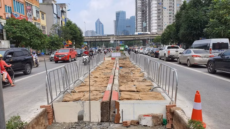 Đơn vị thi công đã rào đường để thi công hầm chui Lê Văn Lương