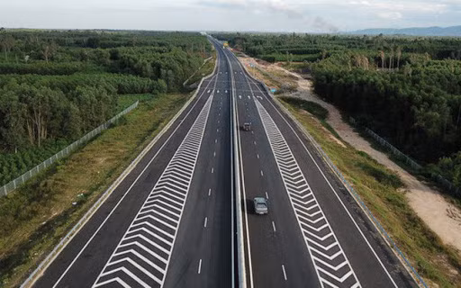 Bộ GTVT vừa chính thức kiến nghị chuyển đổi hình thức đầu tư 2 dự án thành phần cao tốc Bắc- Nam không tìm được nhà đầu tư