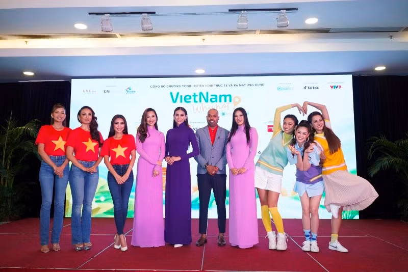 Đại diện Vietjet air và các người đẹp tham gia chương trình