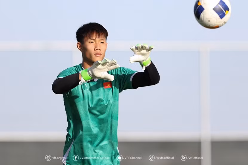 1. Hoa Xuân Tín - “Lá chắn thép” trong khung gỗ Sự chắc chắn của Hoa Xuân Tín đã góp phần quan trọng giúp U17 Việt Nam bất bại tại giải. Thủ môn trẻ cao 1m87 thể hiện phản xạ ấn tượng, liên tục có những pha cứu thua xuất thần, đặc biệt là trong trận đấu với U17 Nhật Bản. Không chỉ giỏi cản phá, Xuân Tín còn cho thấy khả năng chỉ huy hàng phòng ngự tốt, giúp đội nhà đứng vững trước sức ép từ các đối thủ mạnh. 1. Hoa Xuân Tín - “Lá chắn thép” trong khung gỗ Sự chắc chắn của Hoa Xuân Tín đã góp phần quan trọng giúp U17 Việt Nam bất bại tại giải. Thủ môn trẻ cao 1m87 thể hiện phản xạ ấn tượng, liên tục có những pha cứu thua xuất thần, đặc biệt là trong trận đấu với U17 Nhật Bản. Không chỉ giỏi cản phá, Xuân Tín còn cho thấy khả năng chỉ huy hàng phòng ngự tốt, giúp đội nhà đứng vững trước sức ép từ các đối thủ mạnh.