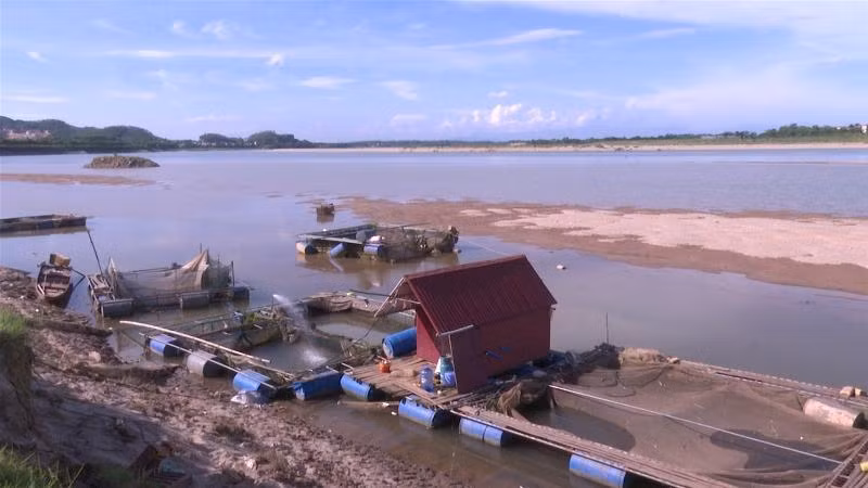 Mực nước sông Đà xuống thấp gây khó khăn đến hoạt động cung ứng nước sạch về Hà Nội