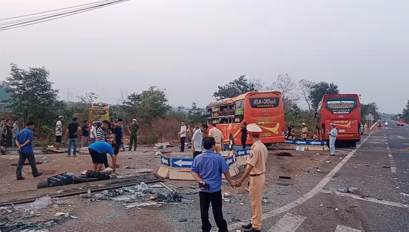 Hiện trường vụ TNGT giữa 2 xe khách tại Gia Lai làm 1 người chết và 5 người bị thương