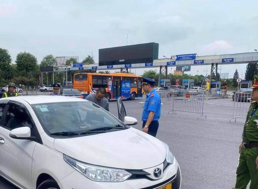 Lực lượng chức năng xử lý taxi vi phạm