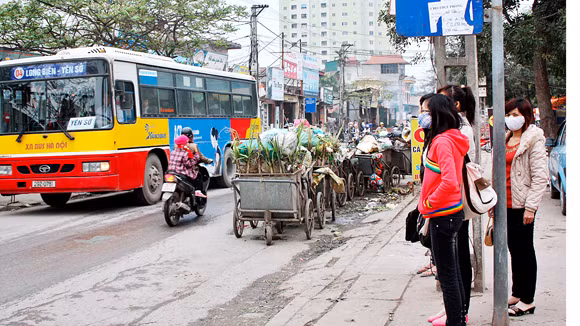 Điểm tập kết xe rác vô lý ảnh 1