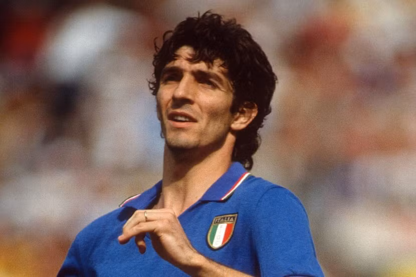 4 - Paolo Rossi. Người hùng World Cup 1982 với 6 bàn thắng, trong đó có cú hattrick huyền thoại vào lưới Brazil. Rossi giành Quả bóng Vàng cùng năm, rồi 3 năm sau cùng Juventus chinh phục cúp C1 châu Âu. 4 - Paolo Rossi. Người hùng World Cup 1982 với 6 bàn thắng, trong đó có cú hattrick huyền thoại vào lưới Brazil. Rossi giành Quả bóng Vàng cùng năm, rồi 3 năm sau cùng Juventus chinh phục cúp C1 châu Âu.
