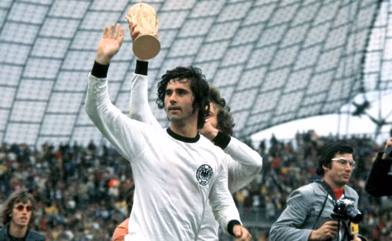 2 - Gerd Muller. Trung phong vĩ đại nhất lịch sử bóng đá Đức đoạt danh hiệu Vua phá lưới World Cup 1970 với 10 bàn và giành Quả bóng Vàng năm ấy. Ông vô địch World Cup 1974 với bàn thắng quyết định trong trận chung kết gặp Hà Lan, đồng thời chinh phục 3 cúp C1 liên tiếp (1974-1976) cùng Bayern Munich. 2 - Gerd Muller. Trung phong vĩ đại nhất lịch sử bóng đá Đức đoạt danh hiệu Vua phá lưới World Cup 1970 với 10 bàn và giành Quả bóng Vàng năm ấy. Ông vô địch World Cup 1974 với bàn thắng quyết định trong trận chung kết gặp Hà Lan, đồng thời chinh phục 3 cúp C1 liên tiếp (1974-1976) cùng Bayern Munich.