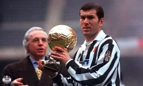 5 - Zinedine Zidane. Năm 1998, Zidane cùng tuyển Pháp hạ gục Brazil 3-0 trong trận chung kết World Cup, nơi ông lập cú đúp bằng đầu. Cũng trong năm ấy, Zizou đoạt Quả bóng Vàng. Đến năm 2002, cú vô lê kinh điển của Zidane mang về Champions League cho Real Madrid trước Leverkusen. 5 - Zinedine Zidane. Năm 1998, Zidane cùng tuyển Pháp hạ gục Brazil 3-0 trong trận chung kết World Cup, nơi ông lập cú đúp bằng đầu. Cũng trong năm ấy, Zizou đoạt Quả bóng Vàng. Đến năm 2002, cú vô lê kinh điển của Zidane mang về Champions League cho Real Madrid trước Leverkusen.