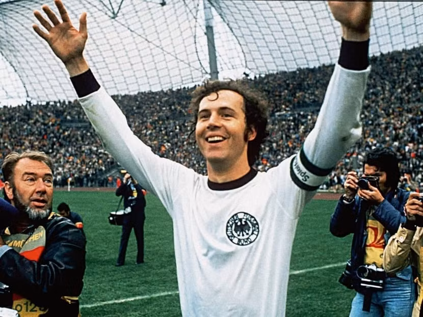 3 - Franz Beckenbauer. “Hoàng đế” Franz là thủ lĩnh đưa Bayern đến 3 chức vô địch C1 liên tiếp, đồng thời giúp Tây Đức vô địch EURO 1972 và World Cup 1974. Ông giành Quả bóng Vàng năm 1972 và 1976. Beckenbauer còn được biết đến là người khai sinh vai trò libero hiện đại. 3 - Franz Beckenbauer. “Hoàng đế” Franz là thủ lĩnh đưa Bayern đến 3 chức vô địch C1 liên tiếp, đồng thời giúp Tây Đức vô địch EURO 1972 và World Cup 1974. Ông giành Quả bóng Vàng năm 1972 và 1976. Beckenbauer còn được biết đến là người khai sinh vai trò libero hiện đại.
